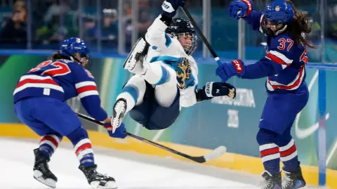 Abbey Murphy y Taylor Heise de Estados Unidos en acción con Ronja Savolainen de Finlandia, durante la ronda preliminar femenina de los Juegos Olímpicos Milano Cortina 2026.