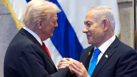 Funcionarios iraníes y ⁠estadounidenses mantuvieron conversaciones nucleares indirectas el viernes ‌en Mascate, capital de Omán.

Para más información del tema, visita: https://www.eleconomista.com.mx/internacionales/netanyahu-trump-reunirian-estados-unidos-miercoles-discutir-sobre-iran-20260207-798852.html 

¡Síguenos en nuestras redes sociales para mantenerte informado!

Twitter: https://twitter.com/eleconomista 
Facebook: https://www.facebook.com/ElEconomista.mx
Instagram: https://www.instagram.com/eleconomistamx
LinkedIn: https://www.linkedin.com/company/el-economista/

#ElEconomista #Irán #EstadosUnidos