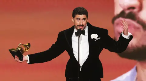 Bad Bunny en los Grammy 2026.