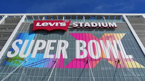 México es uno de los mercados más relevantes en el Super Bowl, que en esta ocasión se lleva a cabo en San Francisco, California.

Para más información del tema, visita: https://www.eleconomista.com.mx/empresas/super-bowl-generara-derrama-economica-56-000-millones-pesos-mexico-concanaco-20260208-798913.html

¡Síguenos en nuestras redes sociales para mantenerte informado!

Twitter: https://twitter.com/eleconomista 
Facebook: https://www.facebook.com/ElEconomista.mx
Instagram: https://www.instagram.com/eleconomistamx
LinkedIn: https://www.linkedin.com/company/el-economista/


#ElEconomista #EETV #SuperBowl