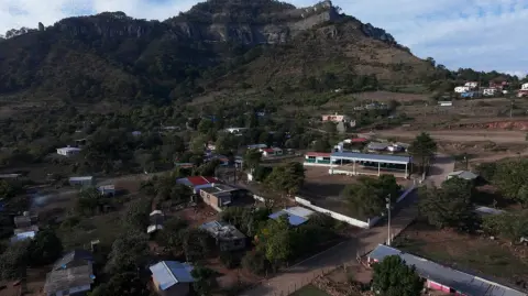 En las boscosas montañas del noroeste de México, el despliegue de más de mil efectivos de seguridad arrojó el viernes el primer y ominoso resultado en la búsqueda de diez mineros secuestrados por pistoleros del cártel de Sinaloa, en una zona de minas en disputa.

¡Síguenos en nuestras redes sociales para mantenerte informado!

Twitter: https://twitter.com/eleconomista 
Facebook: https://www.facebook.com/ElEconomista.mx
Instagram: https://www.instagram.com/eleconomistamx
LinkedIn: https://www.linkedin.com/company/el-economista/


#ElEconomista #EETV