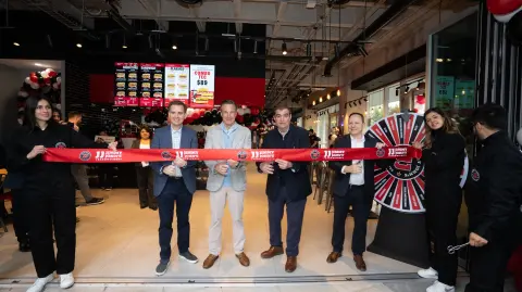 Paul Brown, Cofundador y director ejecutivo de Inspire Brands, Michael Haley, presidente y director general internacional de Inspire Brands, y el Lic. César Verdes, vicepresidente de Grupo Cever en corte de listón de Jimmy John’s Tec de Monterrey CDMX.