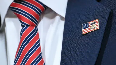 El director interino del ICE, Todd Lyons, defendió este martes ante el Congreso los "resultados históricos" conseguidos durante el segundo mandato de Trump, pese a los recientes incidentes registrados en Minnesota, asegurando que la agencia opera en el "entorno operativo más letal en su historia".

Para más información del tema, visita: https://www.eleconomista.com.mx/internacionales/jefe-interino-ice-defiende-gestion-resultados-historicos-pese-incidentes-minnesota-20260210-799236.html

Twitter: https://twitter.com/eleconomista 
Sitio web: https://www.eleconomista.com.mx/ 
Facebook: https://www.facebook.com/ElEconomista.mx 
Instagram: https://www.instagram.com/eleconomistamx

#ElEconomista #CapitalHumano #EETV