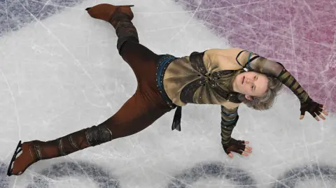 El estadounidense Ilia Malinin compite en el programa corto individual masculino de patinaje artístico durante los Juegos Olímpicos de Invierno Milano Cortina 2026