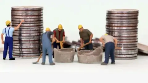 En 2016 la diferencia promedio entre los salarios mínimos profesionales y el mínimo general era de 44%; sin embargo, tras los aumentos a este último la brecha es de 14 por ciento este año.

Para más información del tema, visita: https://www.eleconomista.com.mx/capital-humano/salario-minimo-vez-cerca-salarios-profesionales-20260210-799134.html

¡Síguenos en nuestras redes sociales para mantenerte informado!

Twitter: https://twitter.com/eleconomista 
Facebook: https://www.facebook.com/ElEconomista.mx
Instagram: https://www.instagram.com/eleconomistamx
LinkedIn: https://www.linkedin.com/company/el-economista/

#ElEconomista #EETV