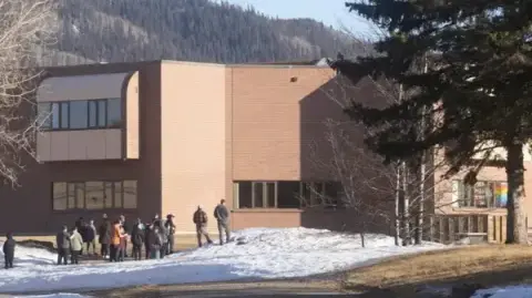 Una persona causó nueve muertos y casi una treintena de heridos el martes al abrir fuego en una escuela y una vivienda cercana de una localidad remota del oeste de Canadá, antes de suicidarse, informaron las autoridades.

Para más información del tema, visita:
Twitter: https://twitter.com/eleconomista 
Sitio web: https://www.eleconomista.com.mx/ 
Facebook: https://www.facebook.com/ElEconomista.mx 

#ElEconomista #CapitalHumano #EETV
