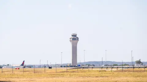 El Gobierno de Estados Unidos permitió el ‌miércoles la reanudación de los vuelos hacia y desde la ciudad fronteriza de El Paso, ⁠en Texas, tras prohibir abruptamente todo tráfico aéreo ⁠debido a lo que, según autoridades, fue una incursión de drones por parte de un ‌cártel de la droga mexicano.

Para más información del tema, visita: https://www.eleconomista.com.mx/internacionales/estrellan-versiones-cierre-espacio-aereo-paso-drones-narco-falta-comunicacion-20260211-799436.html

Twitter: https://twitter.com/eleconomista 
Sitio web: https://www.eleconomista.com.mx/ 
Facebook: https://www.facebook.com/ElEconomista.mx 
Instagram: https://www.instagram.com/eleconomistamx

#ElEconomista #EETV