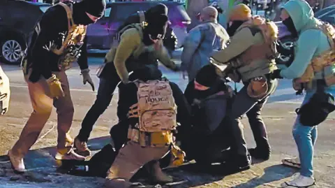 El zar fronterizo del presidente estadounidense Donald Trump, Tom Homan, que fue enviado de urgencia a Minéapolis, dijo este jueves que la operación especial contra migrantes "concluiría" pronto.

Para más información del tema, visita: https://www.eleconomista.com.mx/internacionales/zar-fronterizo-trump-anuncia-operativo-especial-migrantes-mineapolis-20260212-799581.html

¡Síguenos en nuestras redes sociales para mantenerte informado!

Twitter: https://twitter.com/eleconomista 
Facebook: https://www.facebook.com/ElEconomista.mx
Instagram: https://www.instagram.com/eleconomistamx
LinkedIn: https://www.linkedin.com/company/el-economista/

#ElEconomista #ICE #Trump #RedadasICE