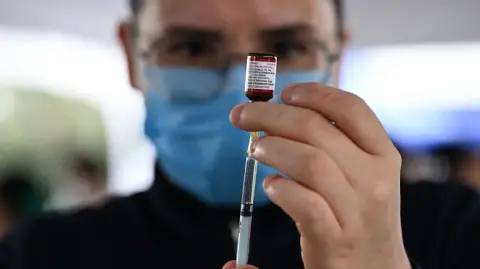 En hospitales, farmacias y centros especializados de vacunación, la dosis SR y SRP están agotadas, en la mayoría de los casos, sin fecha precisa de reabastecimiento.

Para más información del tema, visita: https://www.eleconomista.com.mx/politica/brote-sarampion-aumenta-demanda-deja-vacunas-clinicas-privadas-farmacias-20260213-799621.html

¡Síguenos en nuestras redes sociales para mantenerte informado!

Twitter: https://twitter.com/eleconomista 
Facebook: https://www.facebook.com/ElEconomista.mx
Instagram: https://www.instagram.com/eleconomistamx
LinkedIn: https://www.linkedin.com/company/el-economista/


#ElEconomista #EETV #Sarampión #Vacuna