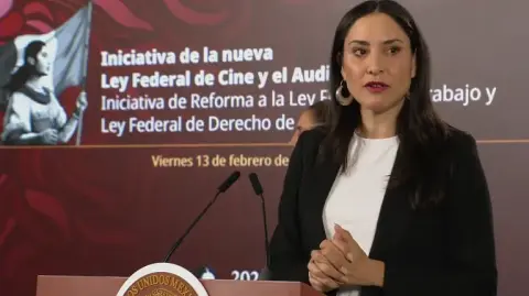 La iniciativa moderniza la legislación vigente desde 1992, protege a artistas frente a la IA, garantiza espacios para cine nacional y prevé incentivos económicos para producciones.

Para más información del tema, visita: https://www.eleconomista.com.mx/arteseideas/sheinbaum-presenta-nueva-ley-cine-5-claves-entender-reforma-audiovisual-mexico-20260213-799777.html

¡Síguenos en nuestras redes sociales para mantenerte informado!

Twitter: https://twitter.com/eleconomista 
Facebook: https://www.facebook.com/ElEconomista.mx
Instagram: https://www.instagram.com/eleconomistamx
LinkedIn: https://www.linkedin.com/company/el-economista/

#ElEconomista #EETV #EU #LeyCIne #CineMexicano #Reforma #Sheinbaum