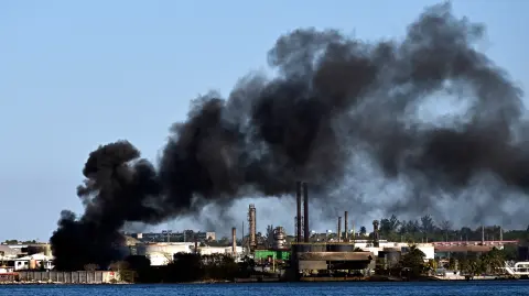 Columnas de humo negro se elevan desde un incendio en la refinería de petróleo Nico Lopes en La Habana.