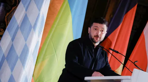 Zelenski pronuncia un discurso tras recibir el premio Ewald von Kleist 2026 de la Conferencia de Seguridad de Múnich.