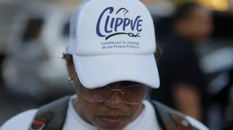 Mujer con un sombrero de Clippve (Comité por la Libertad de los Presos Políticos) .