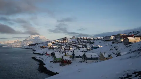 El mes pasado, el mandatario dio marcha atrás en sus amenazas de apoderarse de ese territorio autónomo de Dinamarca.

Para más información del tema, visita: https://www.eleconomista.com.mx/internacionales/primera-ministra-danesa-cree-trump-aun-quiere-adquirir-groenlandia-20260214-799922.html 

¡Síguenos en nuestras redes sociales para mantenerte informado!

Twitter: https://twitter.com/eleconomista 
Facebook: https://www.facebook.com/ElEconomista.mx
Instagram: https://www.instagram.com/eleconomistamx
LinkedIn: https://www.linkedin.com/company/el-economista/

#ElEconomista #Groenlandia #Trump