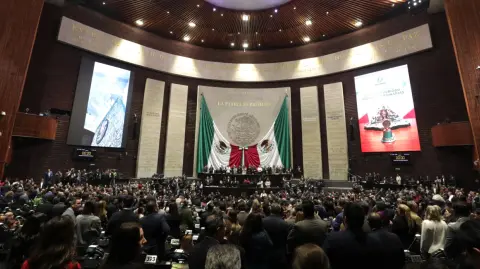 El proyecto que se analizará en la Cámara de Diputados no modifica la reforma avalada en el Senado, conserva el esquema de reducción gradual, el límite de 40 horas y mantiene el modelo de seis días de trabajo por uno de descanso. 

Para más información del tema, visita: https://www.eleconomista.com.mx/capital-humano/cambios-diputados-listo-dictamen-reforma-jornada-laboral-20260216-799950.html

¡Síguenos en nuestras redes sociales para mantenerte informado!

Twitter: https://twitter.com/eleconomista 
Facebook: https://www.facebook.com/ElEconomista.mx
Instagram: https://www.instagram.com/eleconomistamx
LinkedIn: https://www.linkedin.com/company/el-economista/

#ElEconomista #EETV