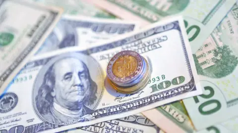 La liquidez global se reduce por una pausa en la actividad en EU y los operadores se alistan para recibir más adelante esta semana las actas de la Fed y el Banxico.

Para más información del tema, visita: https://www.eleconomista.com.mx/mercados/precio-dolar-hoy-16-febrero-2026-cuanto-cerro-20260216-800064.html

Twitter: https://twitter.com/eleconomista 
Sitio web: https://www.eleconomista.com.mx/ 
Facebook: https://www.facebook.com/ElEconomista.mx 

#ElEconomista #CapitalHumano #EETV