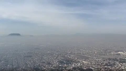 Panorámica de un amanecer contaminado en la zona oriente de la CDMX.