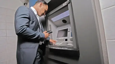 Retirar efectivo de una red de cajeros que no sea a la que pertenece tu tarjeta podría costarte una comisión que va de los 20 a 40 pesos por evento. Alianzas como Multired y convenios entre bancos evitan cargos extras.

Para más información del tema, visita: https://www.eleconomista.com.mx/finanzaspersonales/retirar-efectivo-comision-conoce-alianzas-bancos-mexico-20260216-800075.html

¡Síguenos en nuestras redes sociales para mantenerte informado!

Twitter: https://twitter.com/eleconomista 
Facebook: https://www.facebook.com/ElEconomista.mx
Instagram: https://www.instagram.com/eleconomistamx
LinkedIn: https://www.linkedin.com/company/el-economista/

#ElEconomista #EETV