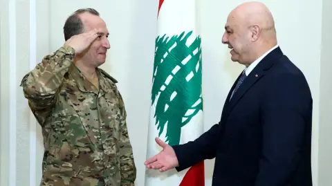 El presidente libanés Joseph Aoun felicita a Rodolphe Haykal, tras nombrarlo Comandante en Jefe del Ejército libanés.