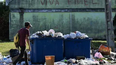 Según Cubadebate, más de la mitad de los camiones recolectores están fuera de servicio, provocando acumulación de desechos y riesgos sanitarios.