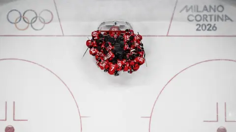 La Selección Femenina de Canadá se reúne antes del partido de semifinales de hockey sobre hielo.