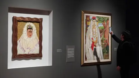 Diego en mi pensamiento, de Frida Kahlo, y Novia de Papantla, de María Izquierdo, figuran en la muestra. Foto: Cuartoscuro