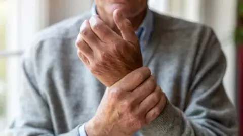 La Asociación Nacional de Fabricantes de Medicamentos hizo un llamado a revisar un fallo reciente de un tribunal que podría “revivir” la patente del principio activo Denosumab.

Para más información del tema, visita: https://www.eleconomista.com.mx/empresas/fallo-judicial-cdmx-limitar-acceso-tratamientos-cancer-oseo-osteoporosis-20260217-800265.html

¡Síguenos en nuestras redes sociales para mantenerte informado!

Twitter: https://twitter.com/eleconomista 
Facebook: https://www.facebook.com/ElEconomista.mx
Instagram: https://www.instagram.com/eleconomistamx
LinkedIn: https://www.linkedin.com/company/el-economista/

#ElEconomista #EETV