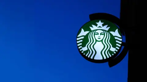 Starbucks está evaluando adherirse al Programa Hecho en México, una iniciativa que promueve la Secretaría de Economía que busca fortalecer el mercado interno, fomentar el consumo de productos nacionales y reducir la dependencia de importaciones.

Para más información del tema, visita: https://www.eleconomista.com.mx/empresas/starbucks-analiza-sumarse-hecho-mexico-98-cafe-sirve-pais-nacional-20260217-800272.html

¡Síguenos en nuestras redes sociales para mantenerte informado!

Twitter: https://twitter.com/eleconomista 
Facebook: https://www.facebook.com/ElEconomista.mx
Instagram: https://www.instagram.com/eleconomistamx
LinkedIn: https://www.linkedin.com/company/el-economista/

#ElEconomista #EETV