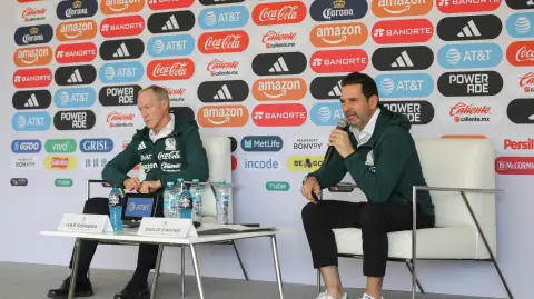 IVAR SISNIEGA Y DULIO DAVINO EN CONFERENCIA DE PRENSA DE LA SELECCION MEXICANA DE FUTBOL . FOTO : HUGO SALAZAR / EL ECONOMISTA .