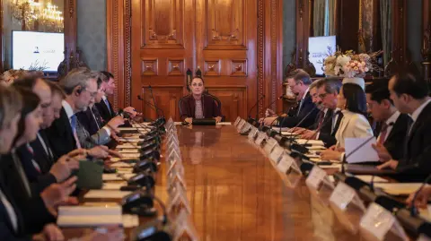 La presidenta de México, Claudia Sheinbaum, se reunió con funcionarios canadienses en Palacio Nacional.