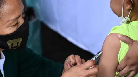 El país rebasa los 10,000 contagios acumulados desde 2025; niños pequeños concentran la mayoría de casos y autoridades llaman a reforzar vacunación.

Para más información del tema, visita: https://www.eleconomista.com.mx/politica/mexico-supera-10-000-casos-sarampion-son-estados-contagios-muertes-20260218-800478.html

¡Síguenos en nuestras redes sociales para mantenerte informado!

Twitter: https://twitter.com/eleconomista 
Facebook: https://www.facebook.com/ElEconomista.mx
Instagram: https://www.instagram.com/eleconomistamx
LinkedIn: https://www.linkedin.com/company/el-economista/

#ElEconomista #Sarampión