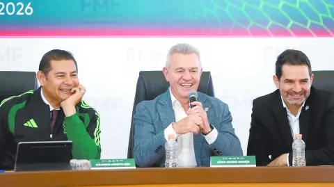PUEBLA, PUEBLA, 18FEBRERO2026.-  Alejandro Armenta, gobernador del estado de Puebla; Javier Aguirre, director técnico de la Selección Mexicana, y Duilio Davino, director de selecciones nacionales, ofrecieron rueda de prensa para anunciar el partido de la Selección Mexicana vs Ghana que se realizará en el estadio Cuauhtémoc el 22 de mayo, previo al mundial de fútbol. FOTO: MIREYA NOVO/CUARTOSCURO.COM