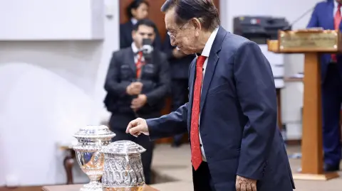 This handout picture released by the Peruvian Congress shows Peruvian congressman Jose Maria Balcazar casting his vote during the election of the President of the Congress, who will assume the interim presidency of the country, at the National Congress in Lima on February 18, 2026. Peru's Congress is set to name a new president, the country's eighth in a decade, on February 18, 2026, after Jose Jeri was impeached on graft allegations barely four months into his term. (Photo by Handout / Peruvian Congress / AFP) / RESTRICTED TO EDITORIAL USE - MANDATORY CREDIT "AFP PHOTO / PERUVIAN CONGRESS" - HANDOUT - NO MARKETING NO ADVERTISING CAMPAIGNS - DISTRIBUTED AS A SERVICE TO CLIENTS