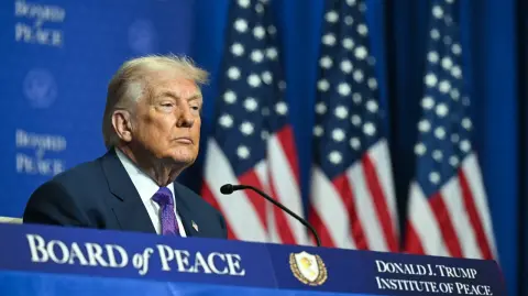 El presidente, Donald Trump, abrió este jueves la primera reunión de su "Junta de Paz", una nueva institución centrada inicialmente en Gaza, con una inversión inicial de 10,000 millones de dólares de Estados Unidos.

Para más información del tema, visita: https://www.eleconomista.com.mx/internacionales/trump-da-banderazo-junta-paz-millonaria-contribucion-estados-unidos-20260219-800658.html

¡Síguenos en nuestras redes sociales para mantenerte informado!

Twitter: https://twitter.com/eleconomista 
Facebook: https://www.facebook.com/ElEconomista.mx
Instagram: https://www.instagram.com/eleconomistamx
LinkedIn: https://www.linkedin.com/company/el-economista/

#ElEconomista #Trump #JuntaDePaz #ONU