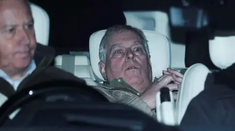 El expríncipe Andrés de Reino Unido salió de la comisaría, tras ser detenido por la policía británica este jueves por sospechas "de mala conducta en el ejercicio de un cargo público" en relación con el caso Epstein.

Para más información del tema, visita: https://www.eleconomista.com.mx/internacionales/exprincipe-andres-sale-comisaria-detencion-caso-epstein-20260219-800689.html

¡Síguenos en nuestras redes sociales para mantenerte informado!

Twitter: https://twitter.com/eleconomista 
Facebook: https://www.facebook.com/ElEconomista.mx
Instagram: https://www.instagram.com/eleconomistamx
LinkedIn: https://www.linkedin.com/company/el-economista/

#ElEconomista #PríncipeAndrew