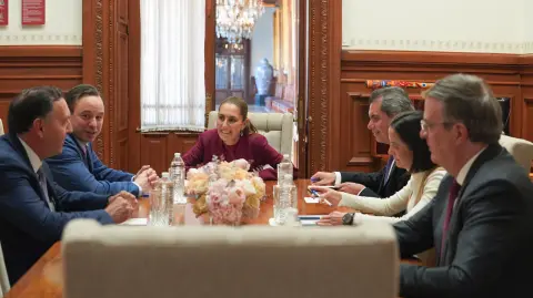 La presidenta de México, Claudia Sheinbaum, dio a conocer este jueves que recibió en Palacio Nacional al director ejecutivo de GE Vernova, Scott L. Strazik, y al director ejecutivo de Xignux, Juan Ignacio Garza Herrera.