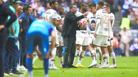 Efraín Juárez. director técnico de Pumas, da indicaciones a sus jugadores durante el partido contra Cruz Azul.
