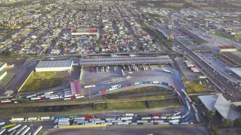 La aduana de Laredo-Nuevo Laredo es una de las de mayor tráfico de comercio transfronterizo a nivel internacional. Foto: AFP
