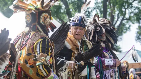 Bailarines se preparan para actuar en el 32.º Pow Wow anual "Ecos de una Nación Orgullosa" en Kahnawake, una comunidad mohawk cerca de Montreal.