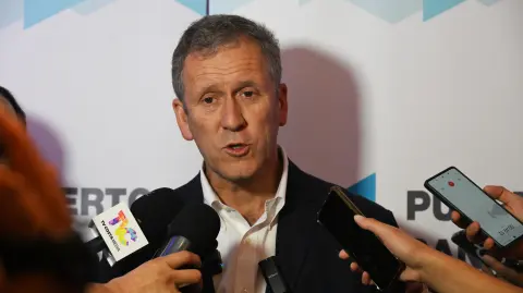 Chilean Minister of Transport and Telecommunications Juan Carlos Munoz Abogabir speaks to the media after the tender presentation for the Port Expansion of the San Antonio marine terminal, in Santiago on January 21, 2025. It is estimated the first stage of the San Antonio outer harbour would be operational by 2036. This is a long-term investment that aims to boost and strengthen the country's economic development. (Photo by RODRIGO ARANGUA / AFP)