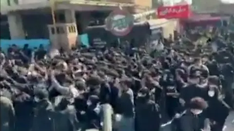 Iraníes manifestándose en la Universidad Tecnológica Amirkabir de Teherán.