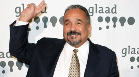 La música de Colón combinaba elementos de jazz, rock y salsa, incorporando los ritmos de la música tradicional de Cuba, Puerto Rico, Brasil y África.

Para más información del tema, visita: https://www.eleconomista.com.mx/arteseideas/muere-willie-colon-malo-astro-salsa-20260221-800985.html 

¡Síguenos en nuestras redes sociales para mantenerte informado!

Twitter: https://twitter.com/eleconomista 
Facebook: https://www.facebook.com/ElEconomista.mx
Instagram: https://www.instagram.com/eleconomistamx
LinkedIn: https://www.linkedin.com/company/el-economista/

#ElEconomista #WillieColón