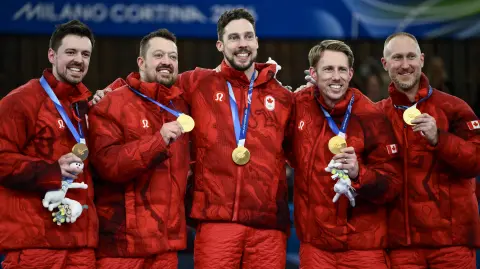 Los campeones olímpicos del curling masculino.
