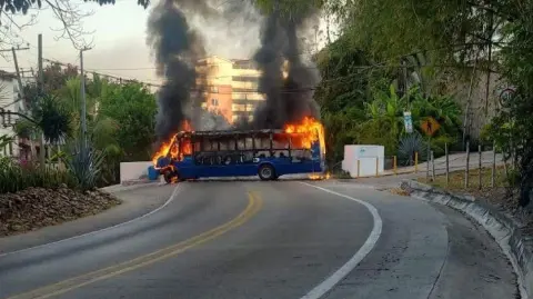 Los bloqueos son derivados de un operativo en el Pueblo Mágico de Tapalpa.

Para más información del tema, visita: https://www.eleconomista.com.mx/politica/reportan-narcobloqueos-jalisco-michoacan-20260222-801032.html 

¡Síguenos en nuestras redes sociales para mantenerte informado!

Twitter: https://twitter.com/eleconomista 
Facebook: https://www.facebook.com/ElEconomista.mx
Instagram: https://www.instagram.com/eleconomistamx
LinkedIn: https://www.linkedin.com/company/el-economista/

#ElEconomista #Jalisco #Michoacán