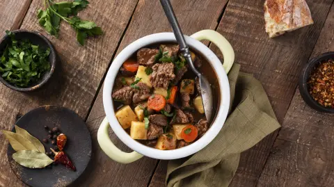 El caldo de colita de res en Como agua para chocolate: la cocina de Laura Esquivel entre Tita, Nacha y Mamá Elena