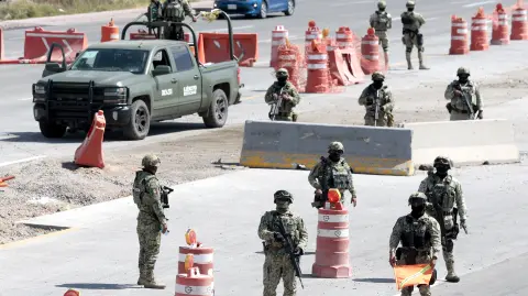 Violencia tras operativo contra líder criminal provoca cierres carreteros, operativos federales y suspensión de actividades en múltiples estados del país.