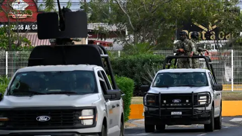 Vehículos de la Armada patrullan alrededor del Aeropuerto Internacional de Puerto Vallarta.