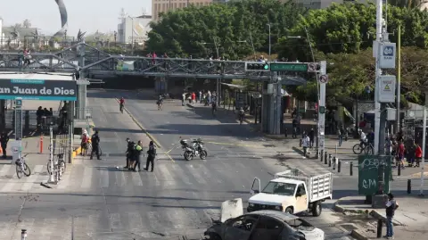 La presidenta aseguró que ya no había bloqueos en el país tras la muerte del líder del CJNG; sin embargo, aún se registraron cierres carreteros en algunos municipios de Jalisco. 

Para más información del tema, visita: https://www.eleconomista.com.mx/politica/sheinbaum-reporta-retiro-bloqueos-normalizacion-actividades-muerte-mencho-20260224-801406.html 

¡Síguenos en nuestras redes sociales para mantenerte informado! 

Twitter: https://twitter.com/eleconomista 
Facebook: https://www.facebook.com/ElEconomista.mx 
Instagram: https://www.instagram.com/eleconomistamx 
LinkedIn: https://www.linkedin.com/company/el-economista/ 

#ElEconomista #Sheinbaum #Jalisco