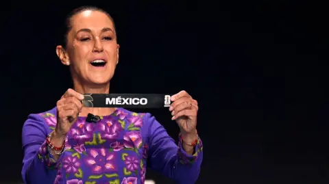 La presidenta de México, Claudia Sheinbaum, aseguró este martes que existen "todas las garantías" para que Guadalajara sea sede del Mundial 2026 luego de la violencia desatada por el poderoso CJNG en esa ciudad.

Para más información del tema, visita: https://www.eleconomista.com.mx/ 

¡Síguenos en nuestras redes sociales para mantenerte informado!

Twitter: https://twitter.com/eleconomista 
Facebook: https://www.facebook.com/ElEconomista.mx
Instagram: https://www.instagram.com/eleconomistamx
LinkedIn: https://www.linkedin.com/company/el-economista/

#ElEconomista #Sheinbaum #Mundial2026