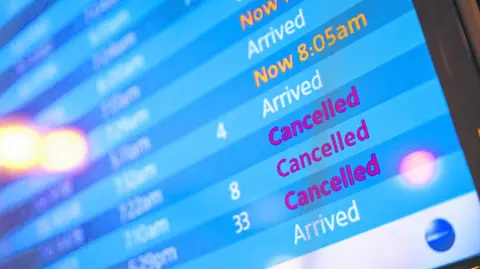 Aerolíneas estadounidenses cancelaron más de 2,000 ⁠vuelos este martes.